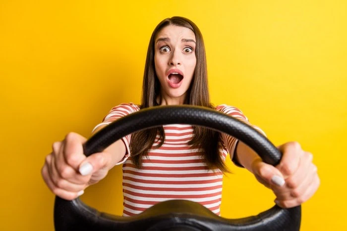 femme etonnee volant