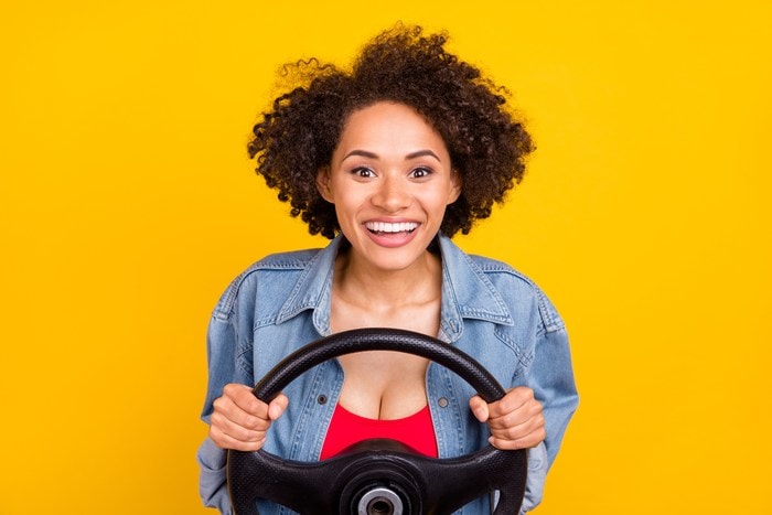 glückliche Frau Lenkrad