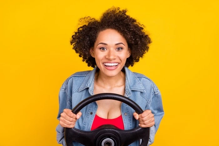 femme heureuse volant